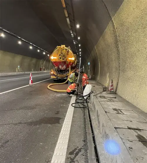 中江隧道排水渠清淤